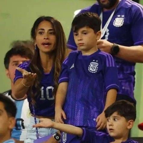 Antonela Roccuzzo marcó tendencia en Argentina vs Australia