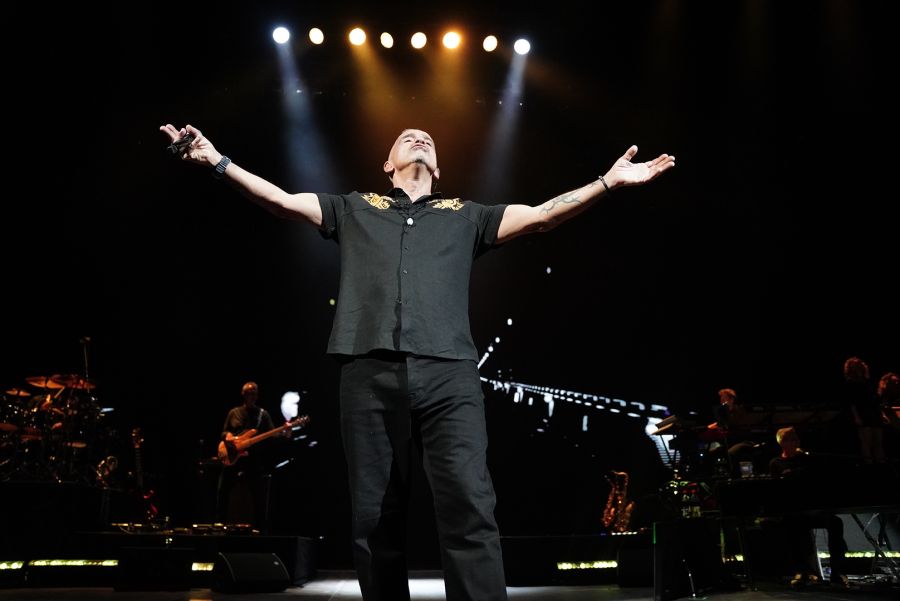 Eros Ramazzotti se presentó en Buenos Aires y le dedicó su show a Diego Maradona: 