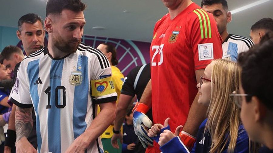 QATAR 2022: Lionel Messi fue sorprendido por una nena antes del partido con Australia