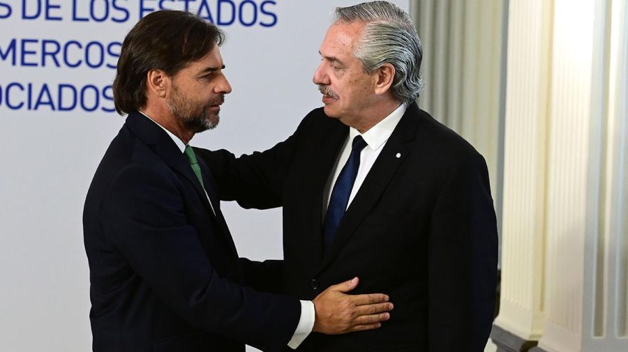 Alberto Fernandez con Luis Lacalle Pou en la cumbre del Mercosur 20221206