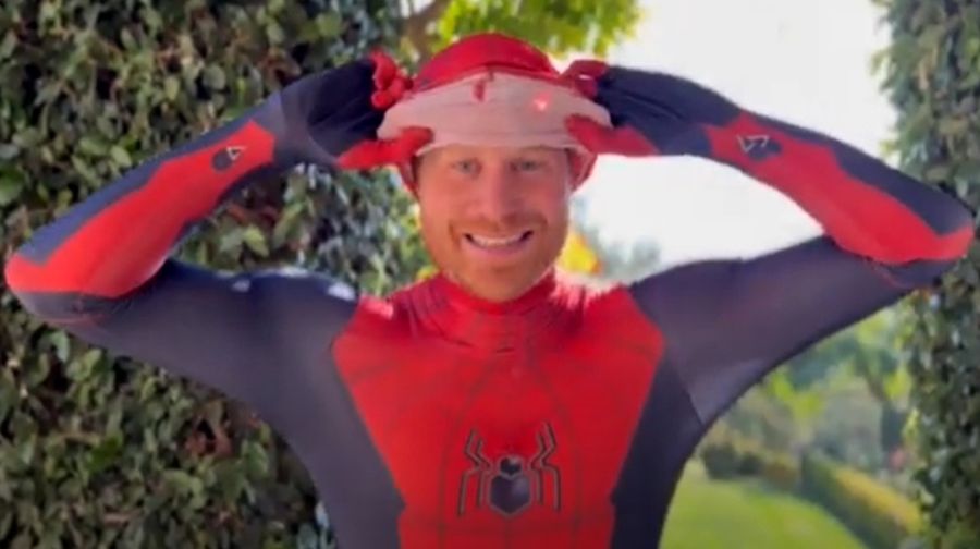 Un día como Spiderman: El príncipe Harry se disfraza para dejar un tierno mensaje navideño