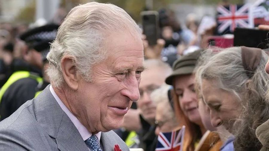  El Rey Carlos III da una tregua a Harry y Meghan mientras se reúne con grupos comunitarios en King’s Cross