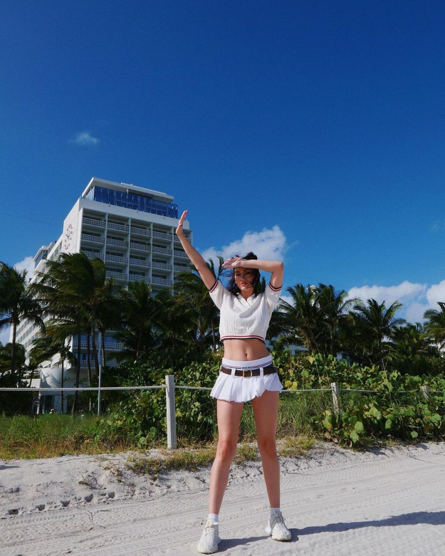 Úrsula Corberó usó una minifalda plisada y una Polo de punto para el verano en Miami