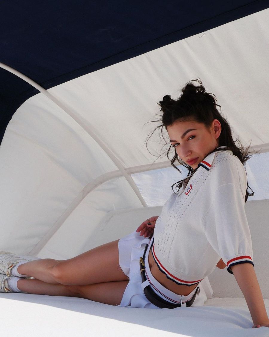 Úrsula Corberó usó una minifalda plisada y una Polo de punto para el verano en Miami