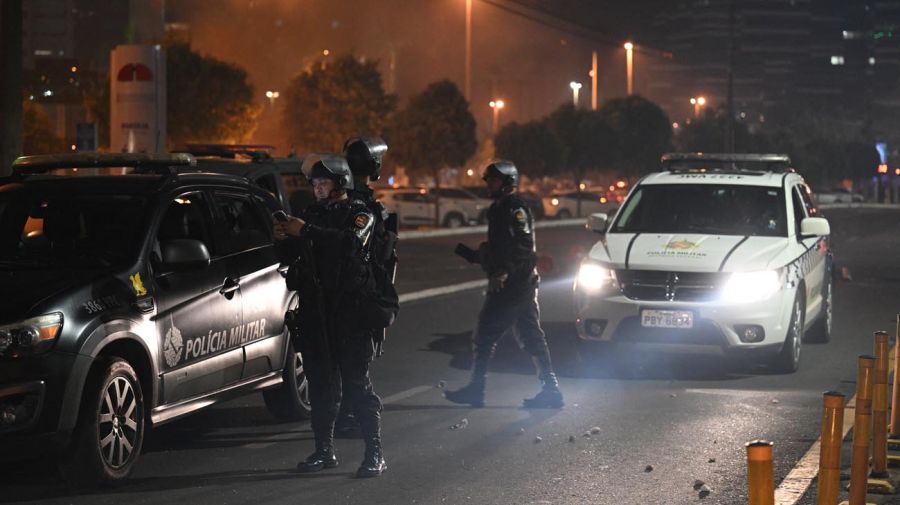 Destrozos en Brasilia de manifestantes, quemaron autos y se enfrentaron con la policía.