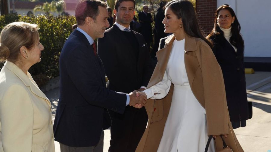 La ReinaLa Reina recibe el saludo del ex embajador de Estados Unidos en España, James Costos, durante la bienvenida de las autoridades