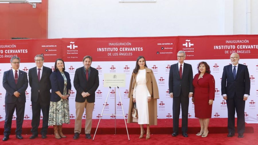 Letizia junto a la placa conmemorativa de la visita a la nueva sede del Instituto Cervantes y autoridades