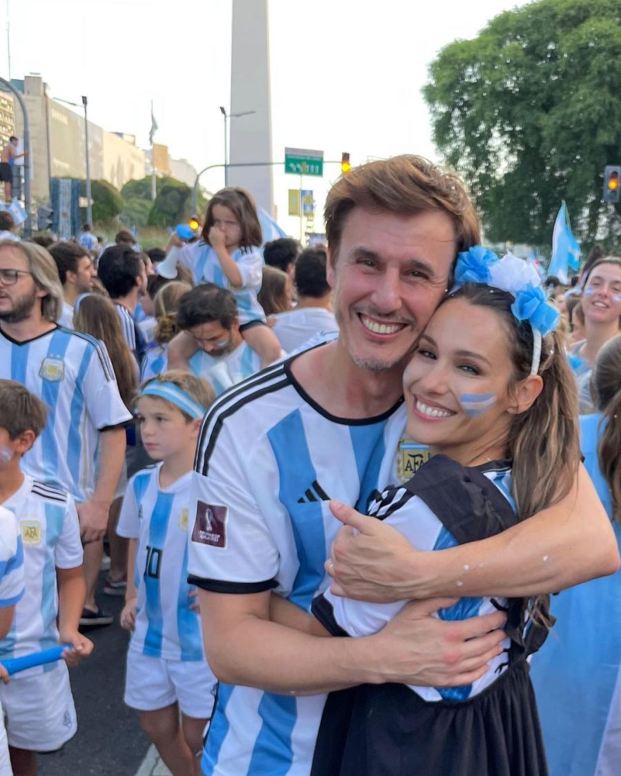 Pampita y Roberto García Moritán festejaron en el obelisco la victoria de Argentina