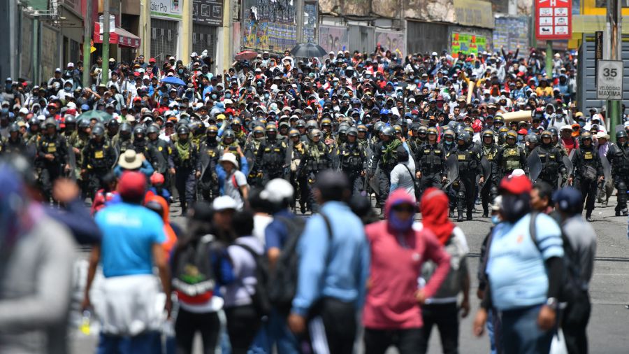 Fotogaleria Miembros de la policía escoltan a partidarios del ex presidente Pedro Castillo mientras marchan hacia el centro de la ciudad de Arequipa, Perú, exigiendo el cierre del Congreso y la liberación de Castillo
