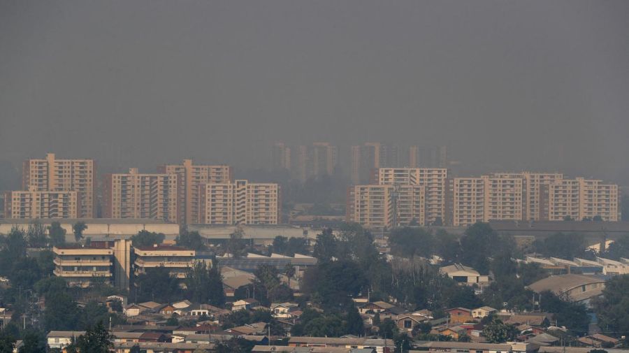 Alerta en Santiago por densa capa de humo de incendios forestales, Chile