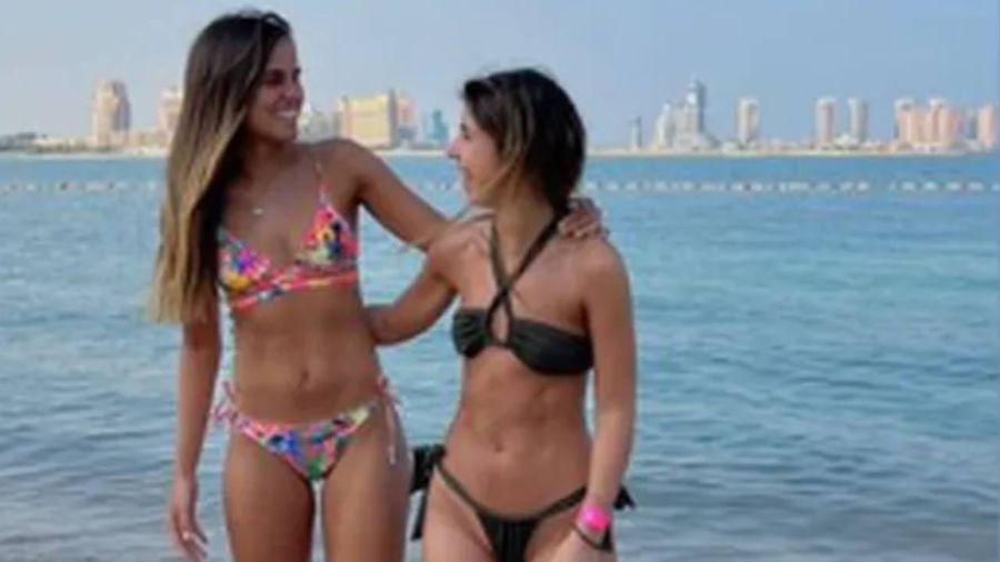 Emilia Ferrero disfrutó un día de playa en Qatar mientras acompaña a Julián Álvarez