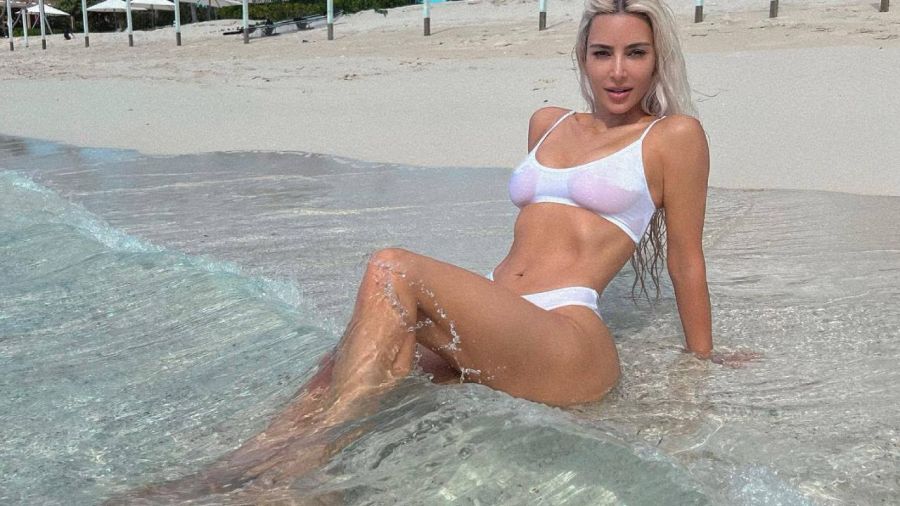 Kim Kardashian impactó con una bikini transparente