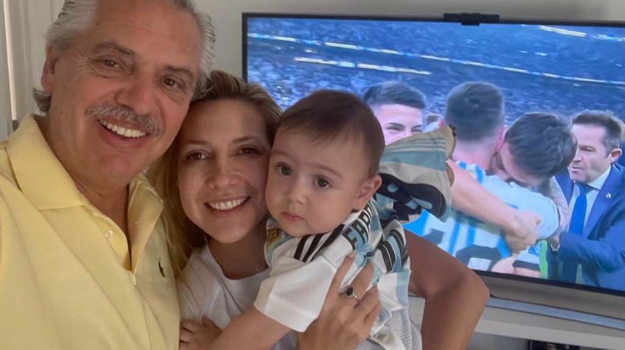 Alberto Fernández en familia festeja el triunfo de la selección nacional