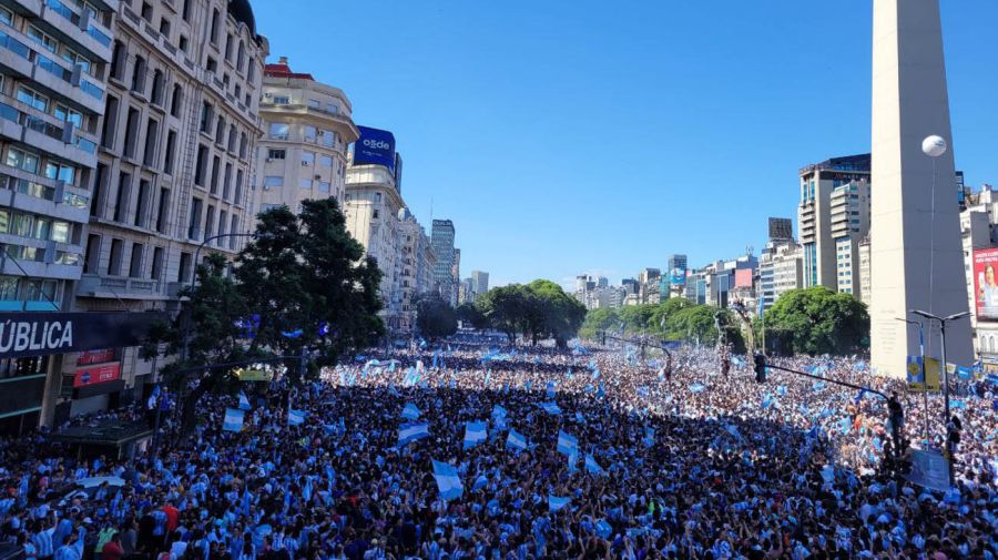 Lágrimas, banderas y bombos: miles de argentinos festejan la Copa del Mundo  en las calles | Perfil