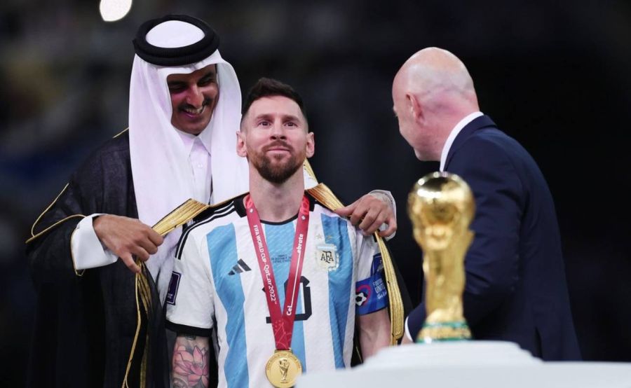 Qué simboliza la capa que el jeque le puso a Lionel Messi antes de darle la Copa