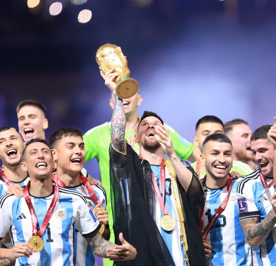 Selección Argentina: las fotos de Messi, El Dibu y Di María en pleno vuelo rumbo a Buenos Aires