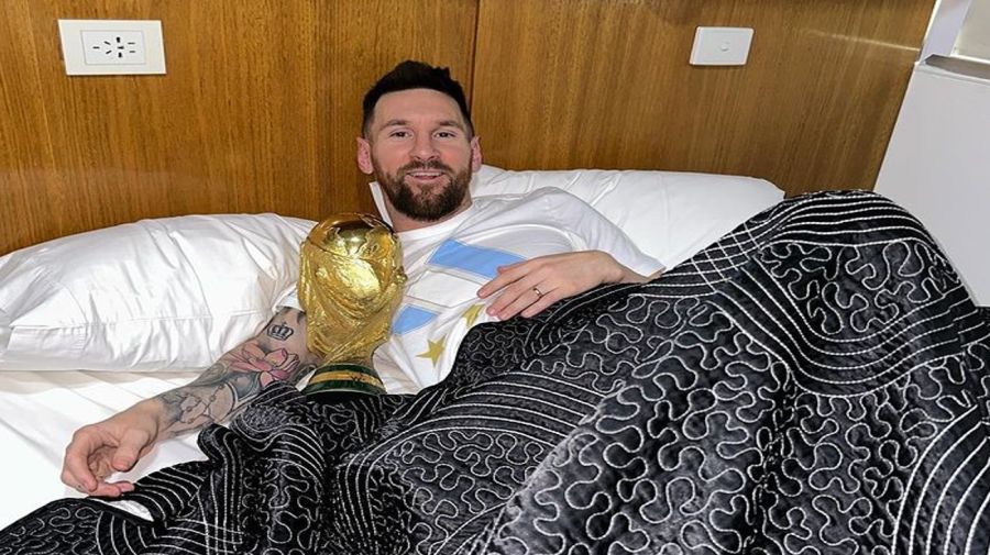 20221220 Lionel Messi amaneciendo con la Copa del Mundo.