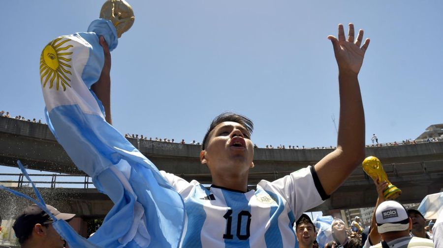 Lionel Messi: camiseta gigante del número 10 vuela sobre Argentina