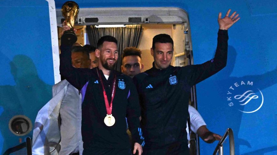 Lionel Messi llego a Argentina con la copa mundial