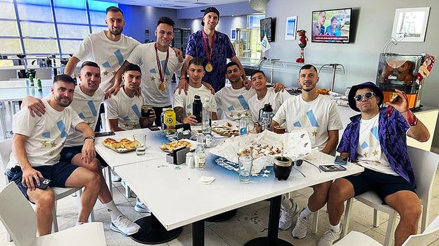 Marcos Acuña desayunando con sus compañeros de la Selección