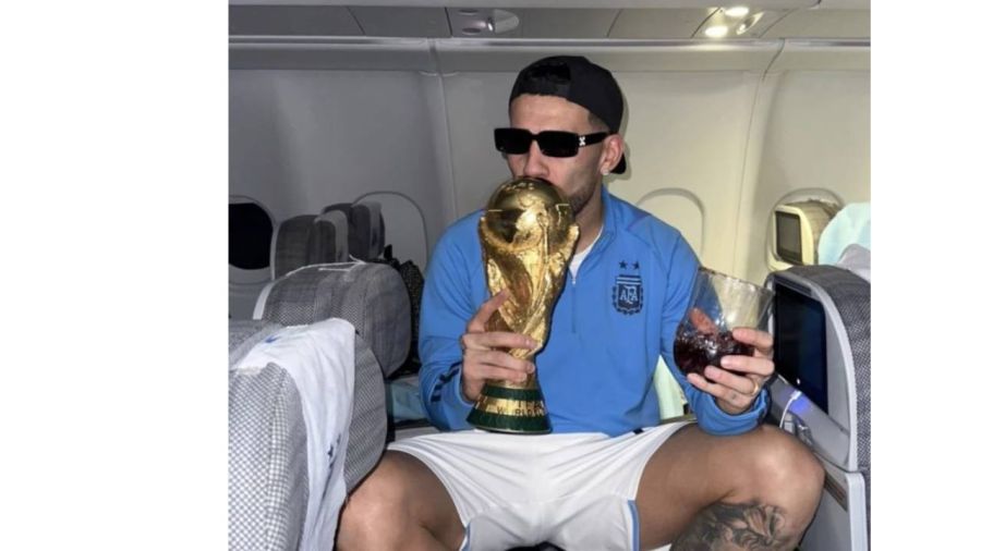 Nicolás Otamendi.llevó lentes de sol Off-White durante los festejos de la selección argentina
