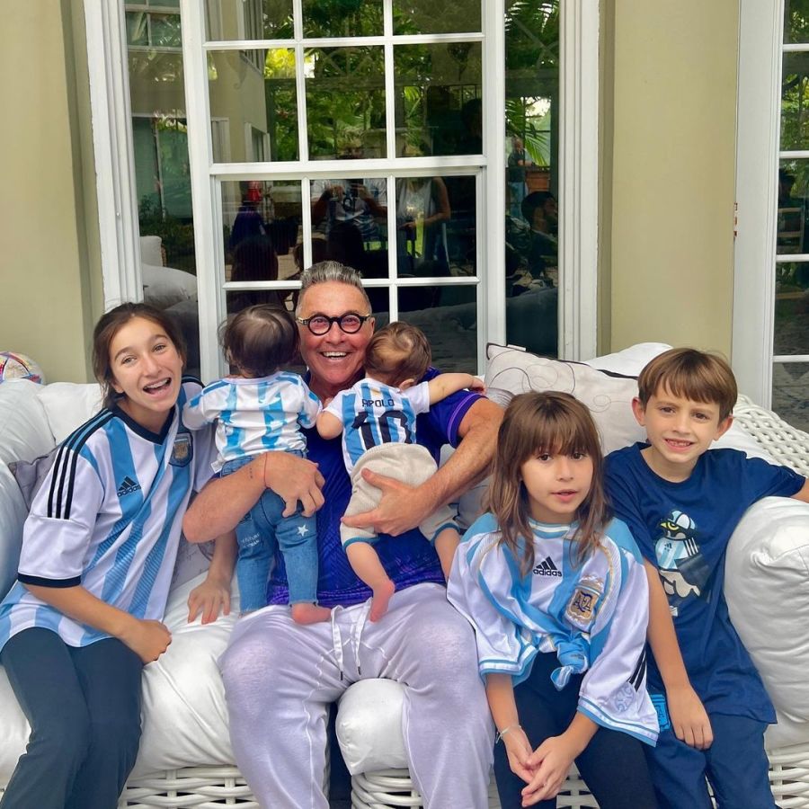 Ricardo Montaner compartió una tierna foto con sus nietos alentando a la Selección Argentina