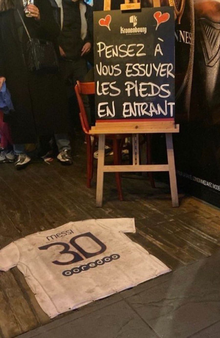 Camiseta de Messi usada como alfombra 20221221