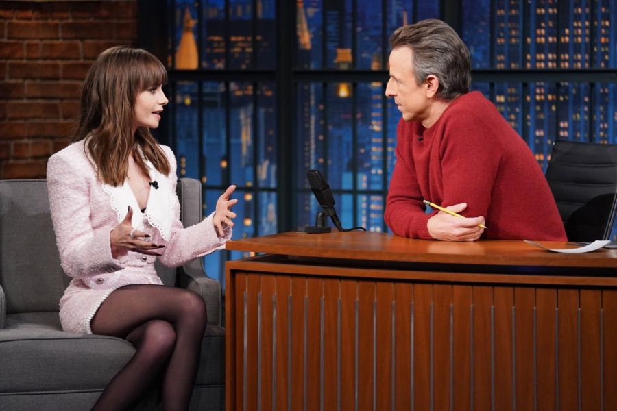 Lily Collins entrevista Late Night with Seth Meyers