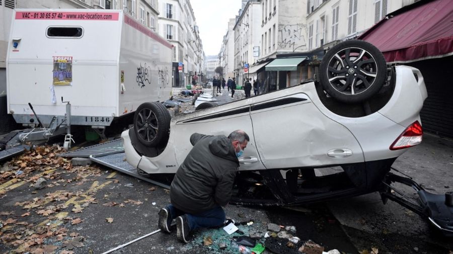 Tras graves incidentes, detuvieron al hombre que baleó a varias personas en París.