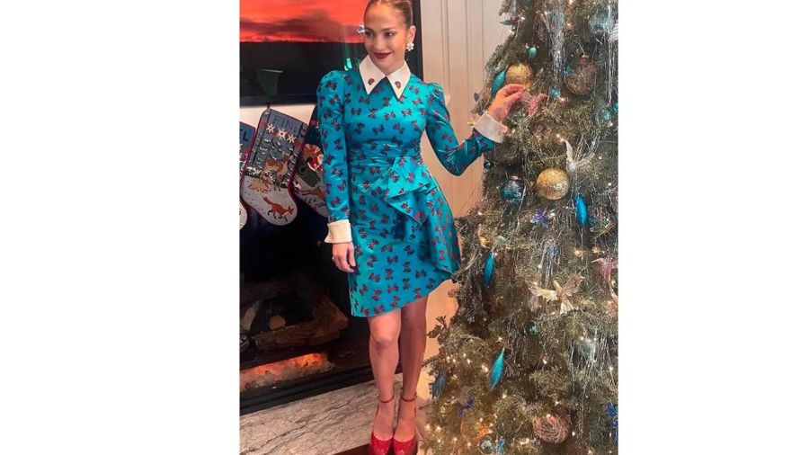 Jennifer Lopez se inspiró para su look navideño en el vestuario de 