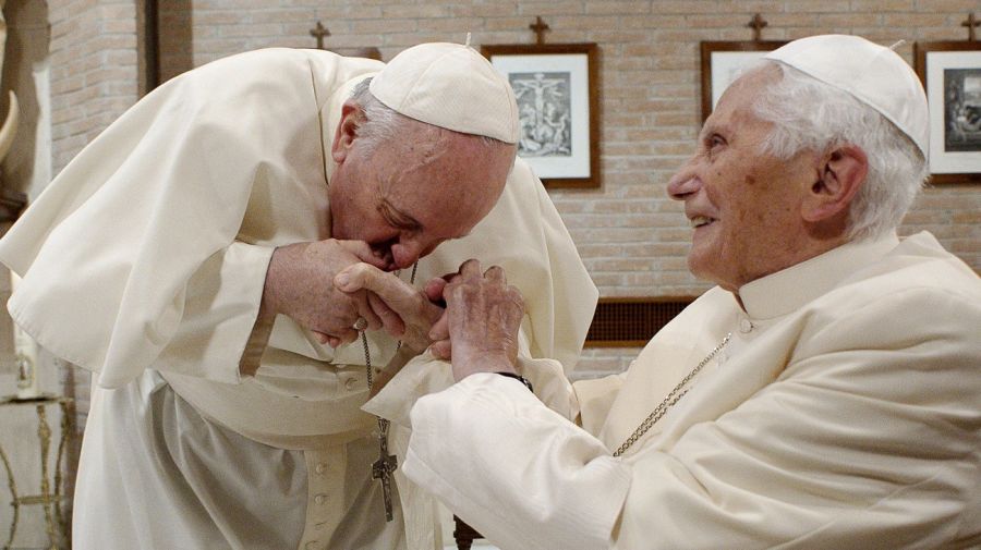 El papa Francisco con Benedicto XVI 20221228