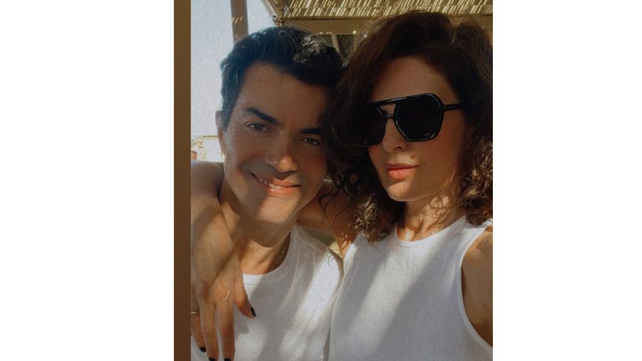 Isabel Macedo junto a su esposo, Juan Manuel Urtubey, en Punta del Este, sorprendió con su look. 