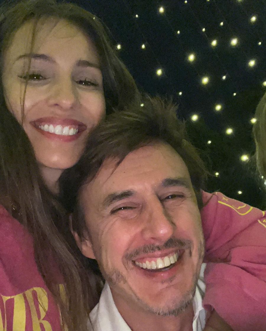 La foto más tierna de Pampita y Ana para recibir el 2023: looks blancos en composée y complicidad de madre e hija