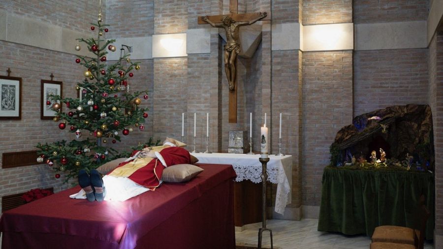 Las imágenes que difundió el Vaticano del cuerpo de Benedicto XVI, en la capilla ardiente.