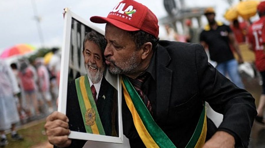 Seguidores de Lula da Silva, este domingo en Brasilia, comienzan a llegar al acto de asunción.