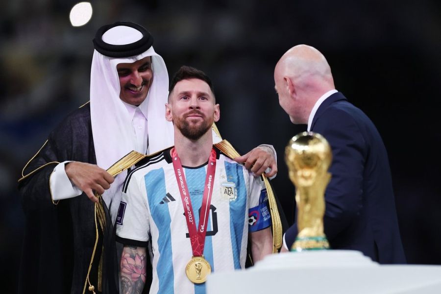 Quién es el multimillonario emir de Qatar que arribó a Uruguay, y qué negocios lo une a Lionel Messi