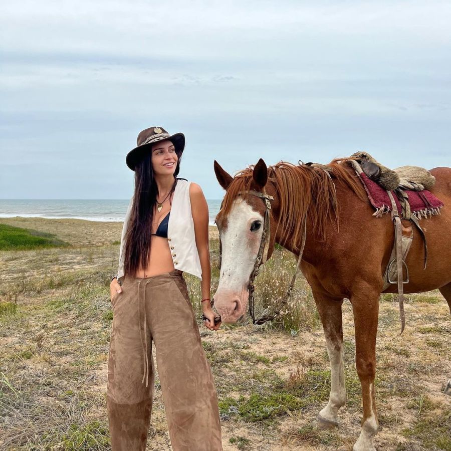 Zaira Nara empezó el año con un palazzo largo, sombrero, top y chaleco vaquero