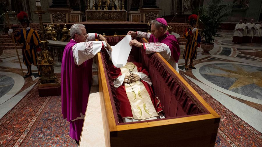 Fotogaleria Esta fotografía muestra a funcionarios preparando el ataúd del difunto Papa emérito Benedicto XVI en la Basílica de San Pedro del Vaticano