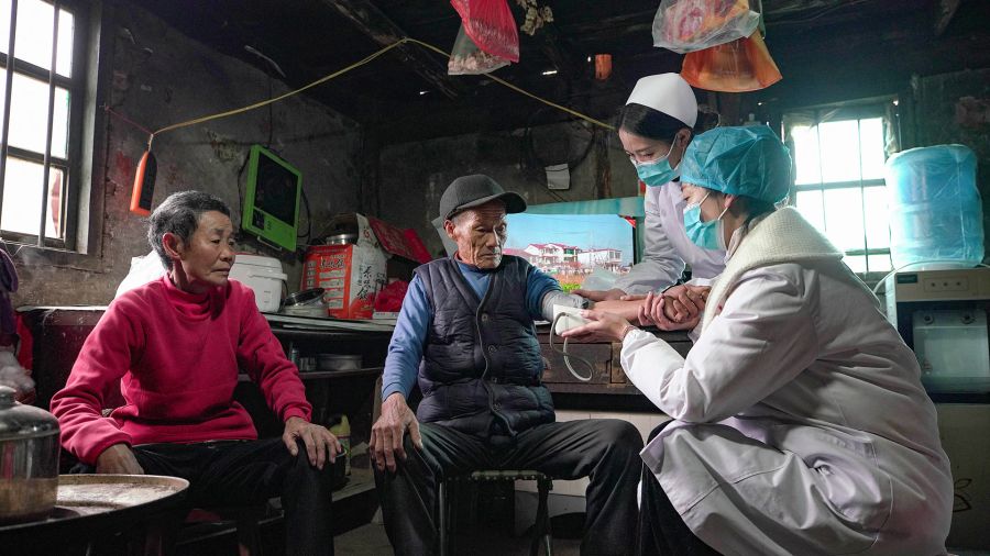 Fotogaleria un residente recibiendo un chequeo médico en el condado de Danzhai, prefectura autónoma de Qiandongnan Miao y Dong, en la provincia suroccidental china de Guizhou