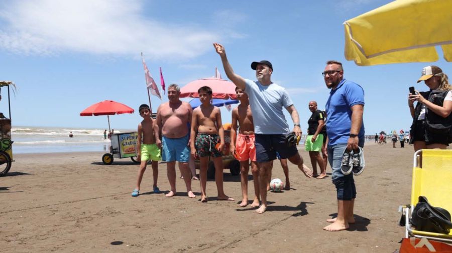 Campaña veraniega. El jefe comunal en la playa de Pinamar: juegos y un chapuzón rápido.