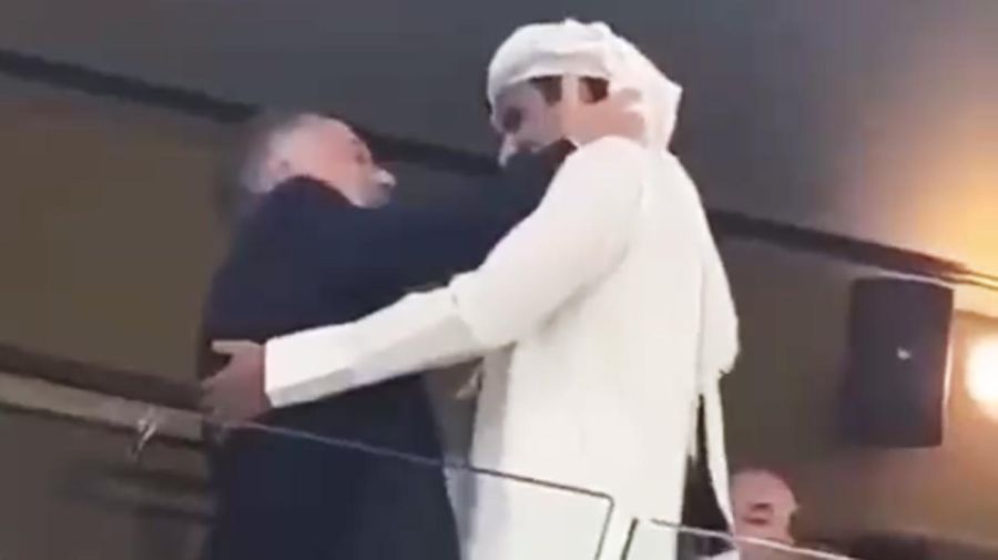 Mauricio Macri festejando con el emir de Qatar.