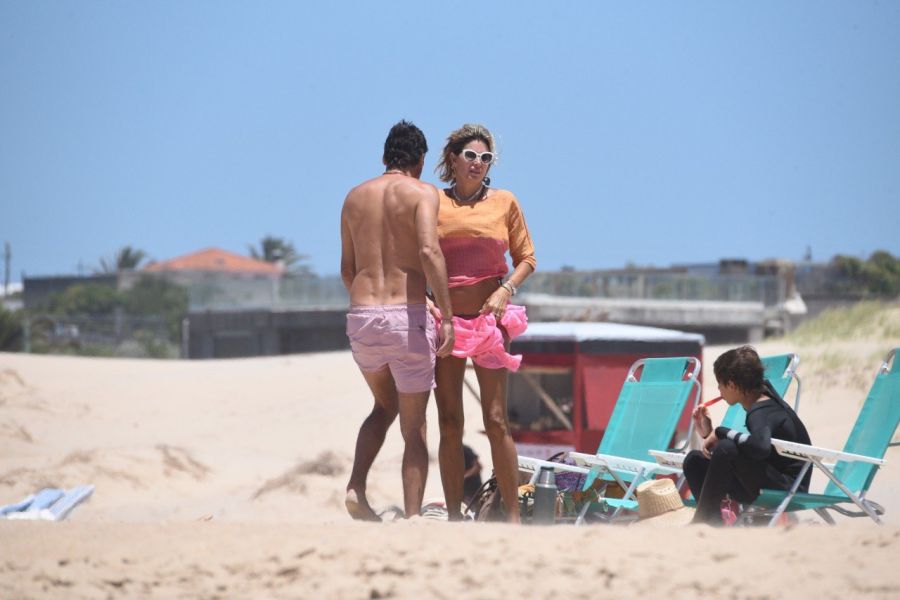 Dolores Barreiro y Santiago Gómez Romero disfrutan del sol y el amor en Punta del Este