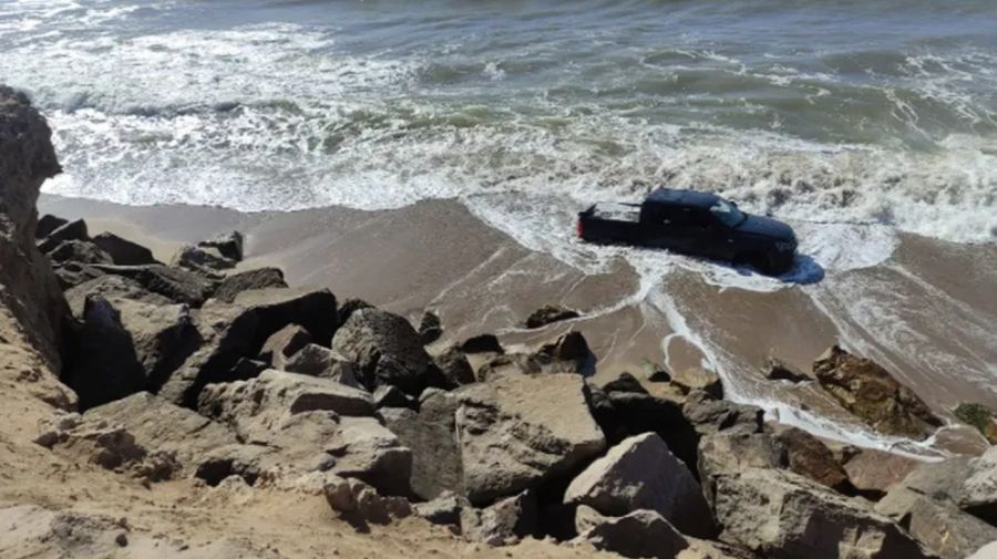 La camioneta VW de la pareja de Valeria González había sido hallado en la playa de Miramar.