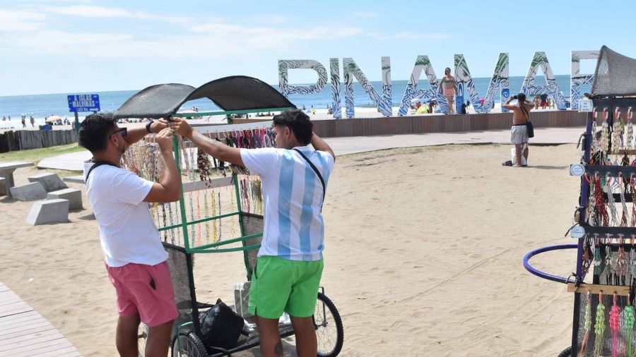 Camisetas de argentina en las playas de Pinamar