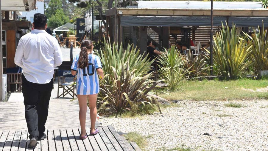 Camisetas de argentina en las playas de Pinamar