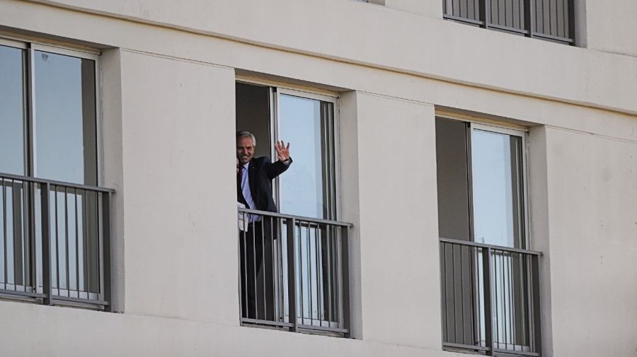 El presidente Alberto Fernández, saluda desde una de las casas entregadas en ciudad de Buenos Aires.