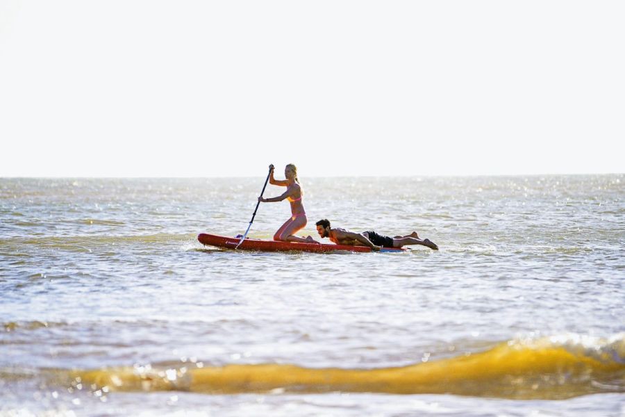 Nicole Neumann y Manu Urcera hicieron paddle surf en Punta del Este