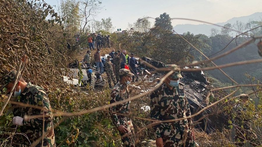Los restos del avión estrellado en Nepal. Había un argentino en la lista de pasajeros.