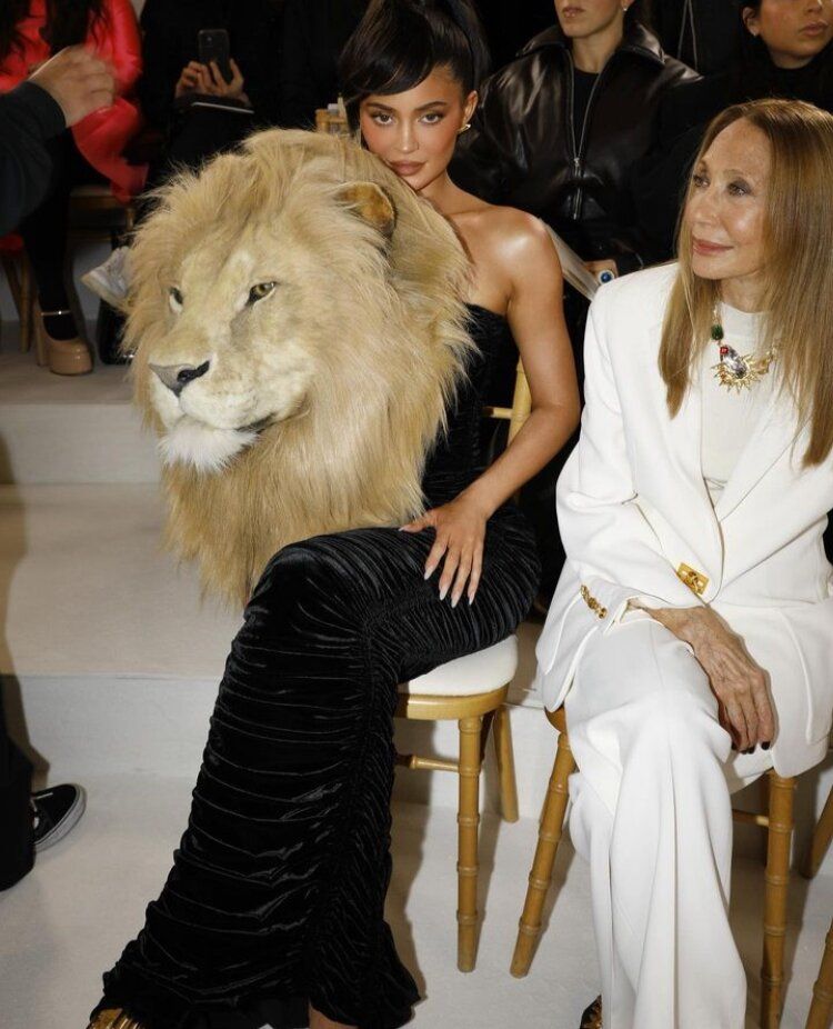 Kylie Jenner lució un controversial look en el desfile de Schiparelli