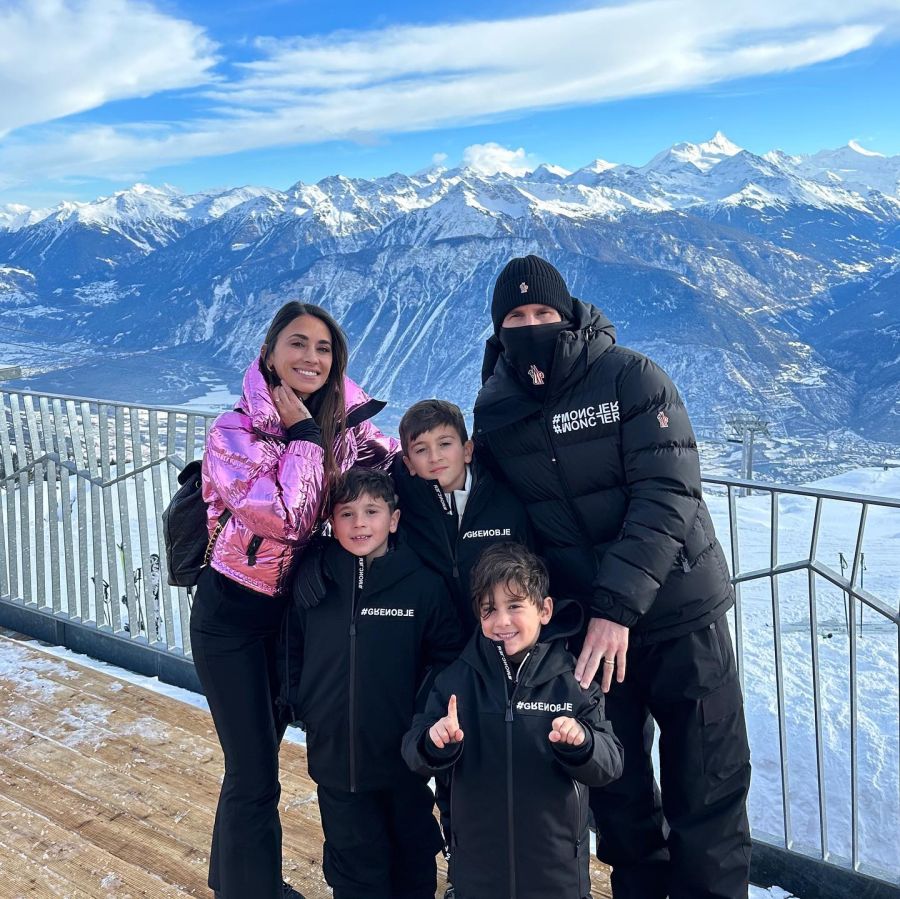 Antonela Roccuzzo compartió el álbum de fotos de sus vacaciones en la nieve con Leo Messi y sus hijos